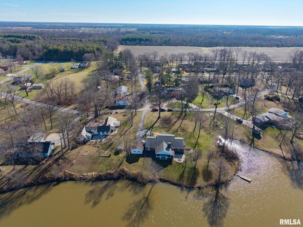 Image 57 of property listing at 333 N LAKEVIEW Drive, Salem, IL 62881