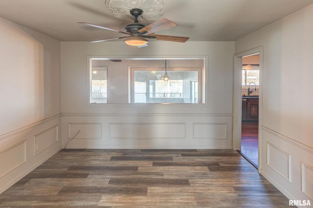 Image 7 of property listing at 333 N LAKEVIEW Drive, Salem, IL 62881