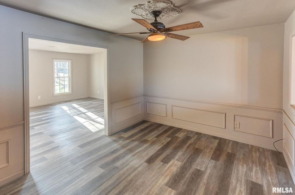 Image 8 of property listing at 333 N LAKEVIEW Drive, Salem, IL 62881