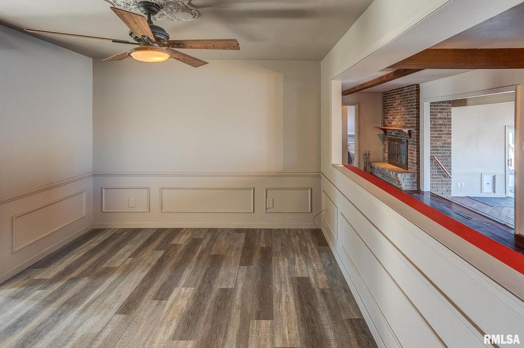 Image 9 of property listing at 333 N LAKEVIEW Drive, Salem, IL 62881