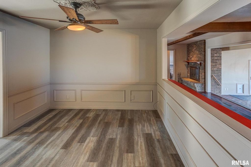 Image 10 of property listing at 333 N LAKEVIEW Drive, Salem, IL 62881