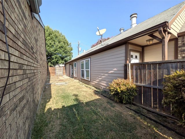 323 Teakwood Lane, Lewisville, TX 75067