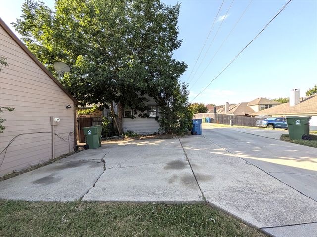 323 Teakwood Lane, Lewisville, TX 75067