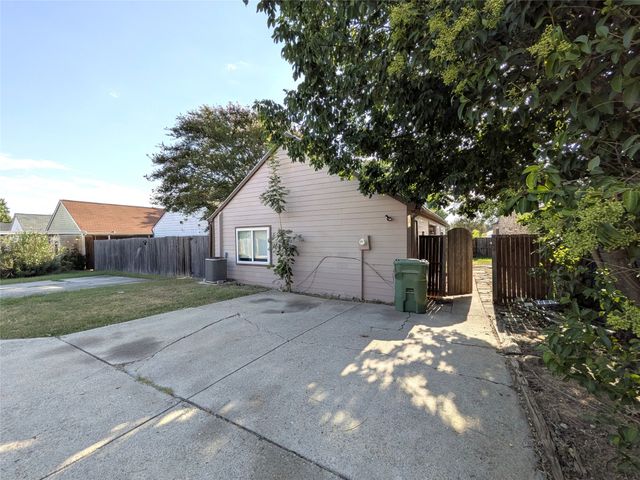 323 Teakwood Lane, Lewisville, TX 75067