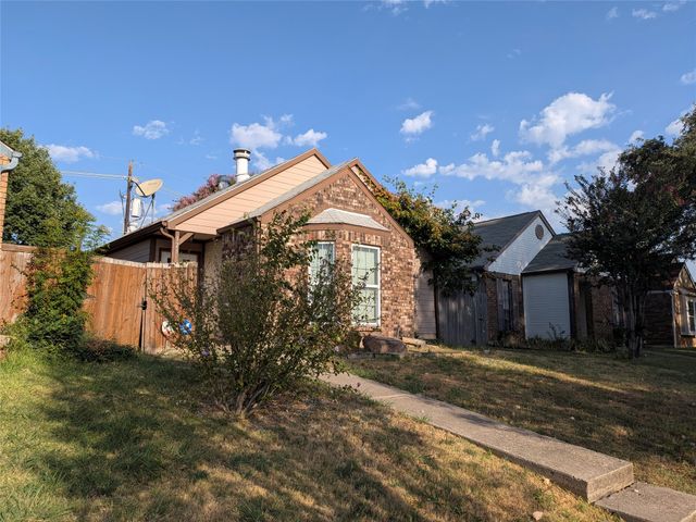 323 Teakwood Lane, Lewisville, TX 75067