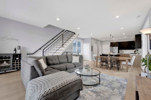 1932 N Drake Avenue 2W, Chicago, IL 60647