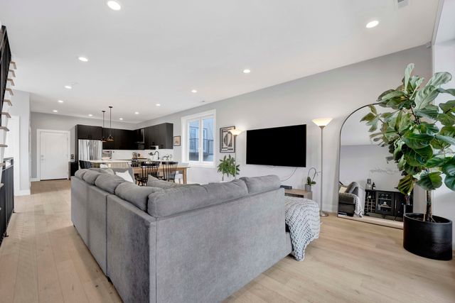 1932 N Drake Avenue 2W, Chicago, IL 60647