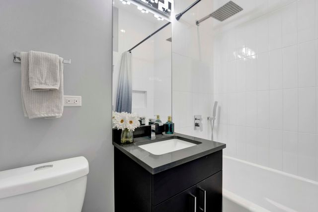 1932 N Drake Avenue 2W, Chicago, IL 60647