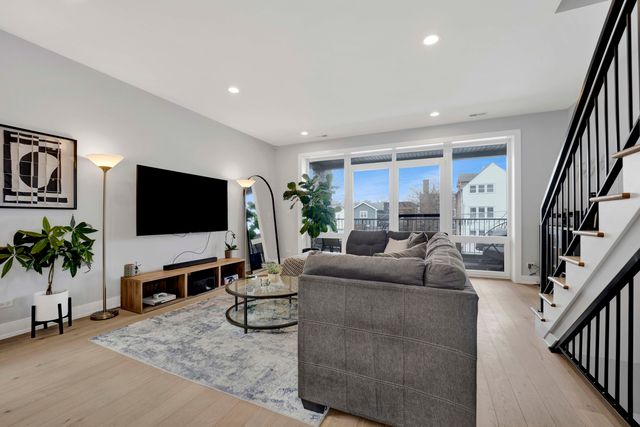 1932 N Drake Avenue 2W, Chicago, IL 60647