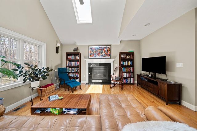 697 Salisbury, Worcester, MA 01609