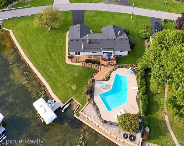 3278 Schoolhouse Drive, Waterford Charter Township, MI 48329