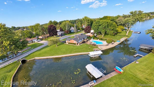 3278 Schoolhouse Drive, Waterford Charter Township, MI 48329