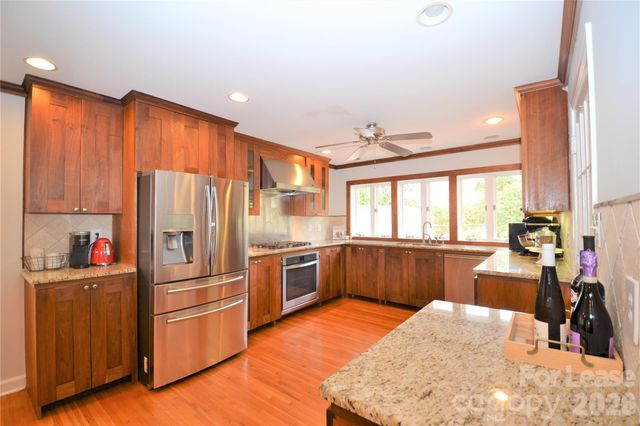 2409 Huntingtowne Farms Lane, Charlotte, NC 28210