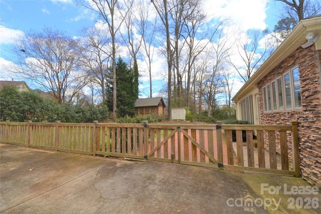 2409 Huntingtowne Farms Lane, Charlotte, NC 28210