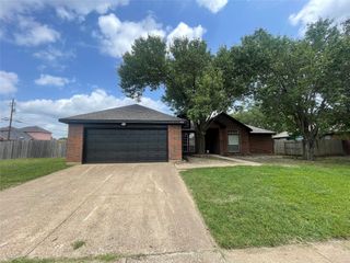 900 Steadman Drive, Cedar Hill, TX 75104
