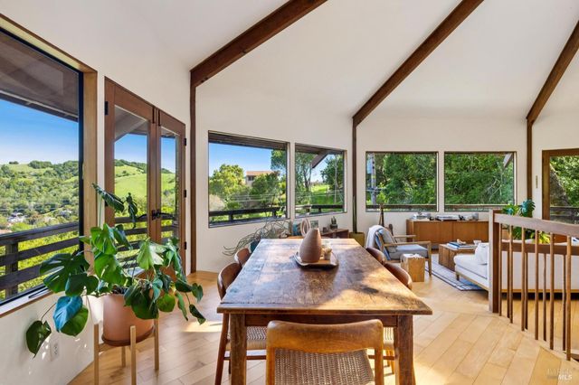 155 De Burgh Dr, San Anselmo, CA 94960