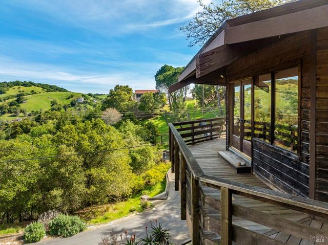155 De Burgh Dr, San Anselmo, CA 94960
