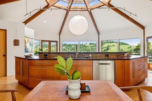 155 De Burgh Dr, San Anselmo, CA 94960