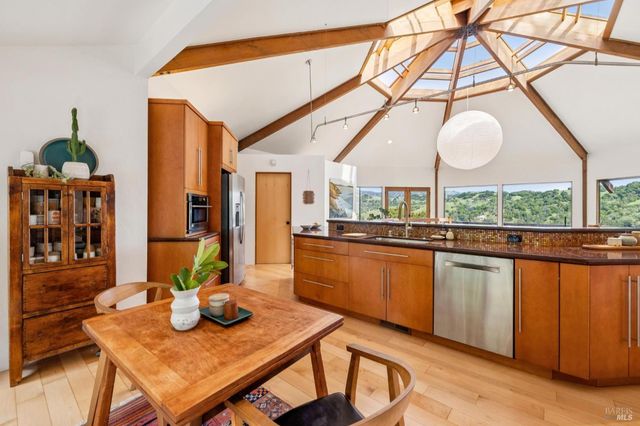 155 De Burgh Dr, San Anselmo, CA 94960