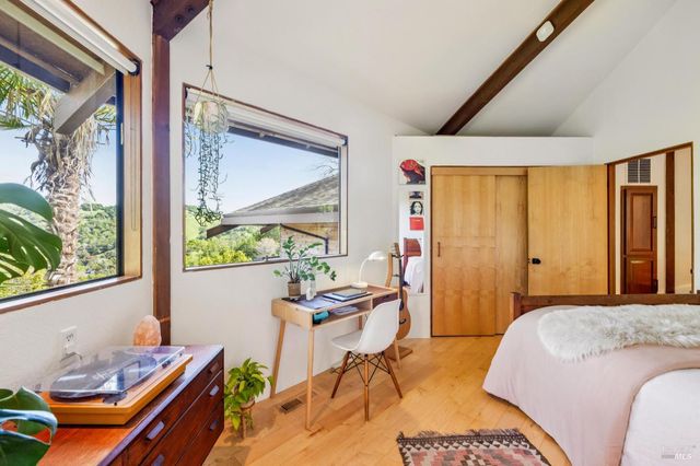 155 De Burgh Dr, San Anselmo, CA 94960