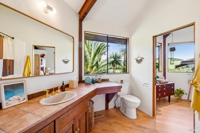 155 De Burgh Dr, San Anselmo, CA 94960
