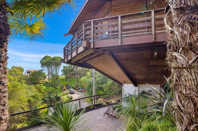 155 De Burgh Dr, San Anselmo, CA 94960