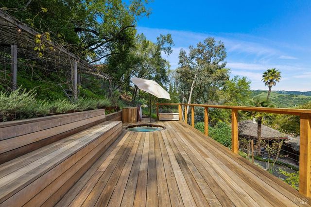 155 De Burgh Dr, San Anselmo, CA 94960