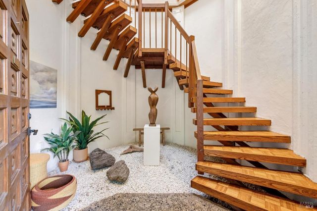 155 De Burgh Dr, San Anselmo, CA 94960