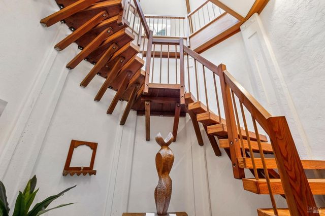 155 De Burgh Dr, San Anselmo, CA 94960