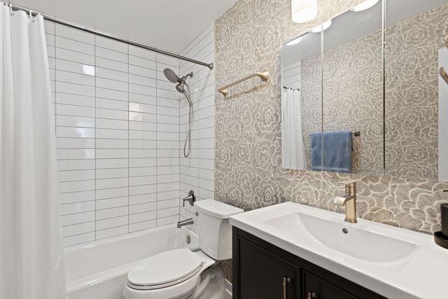 1555 N Sandburg Terrace 607K, Chicago, IL 60610