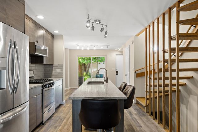 388 College St Apt 4, Burlington, VT 05401