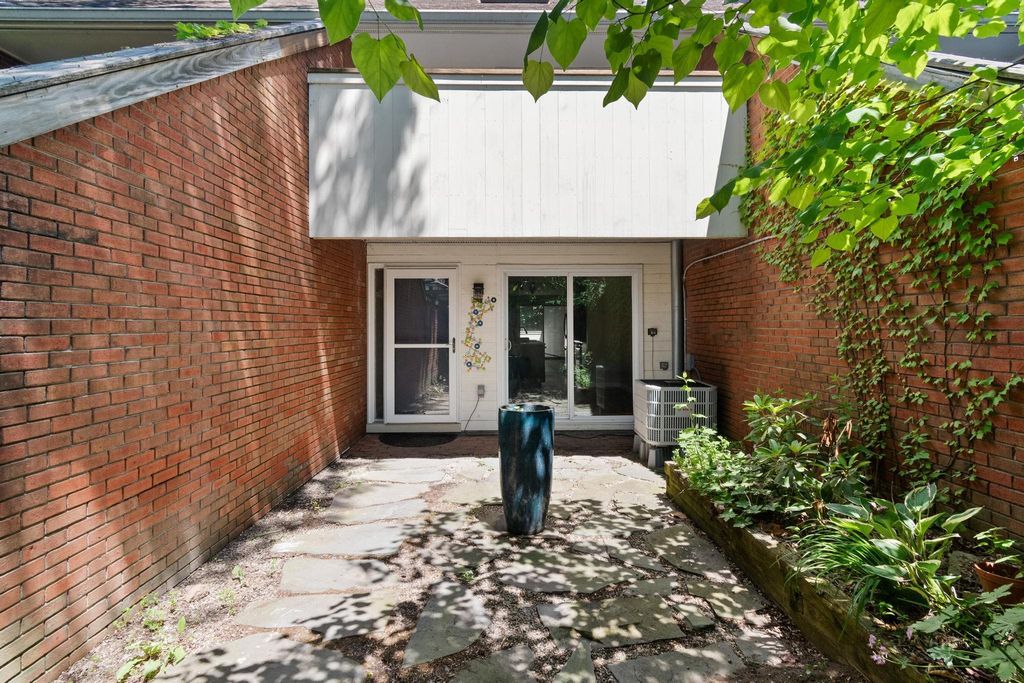 388 College St Apt 4, Burlington, VT 05401