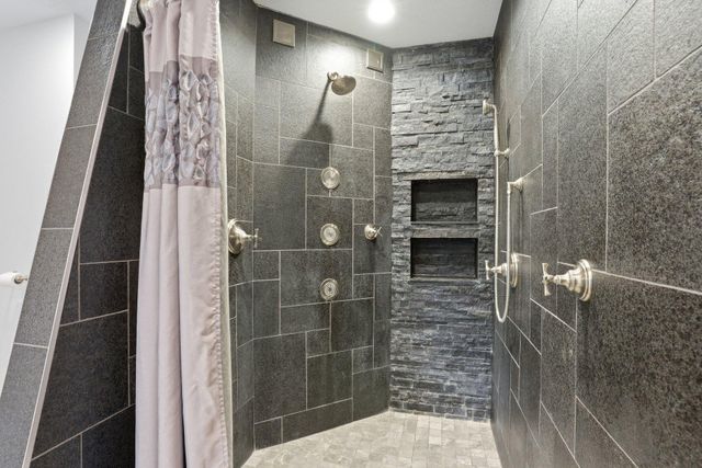 1021 Wildwood Way, Chaska, MN 55318