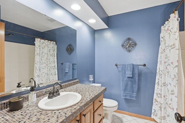1021 Wildwood Way, Chaska, MN 55318