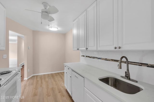 30 Meadow Green Circle F, Manalapan, NJ 07726