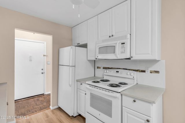 30 Meadow Green Circle F, Manalapan, NJ 07726