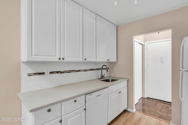 30 Meadow Green Circle F, Manalapan, NJ 07726
