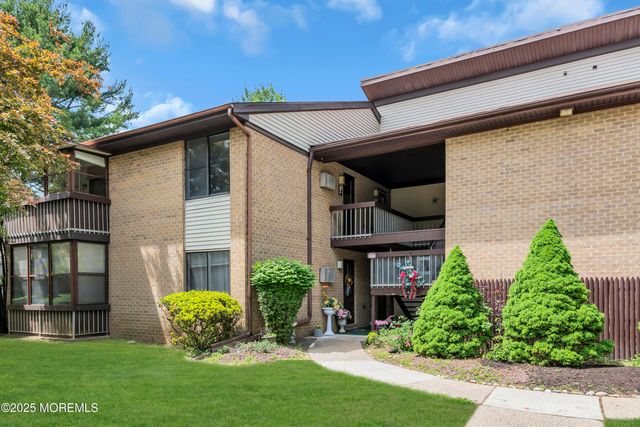 30 Meadow Green Circle F, Manalapan, NJ 07726