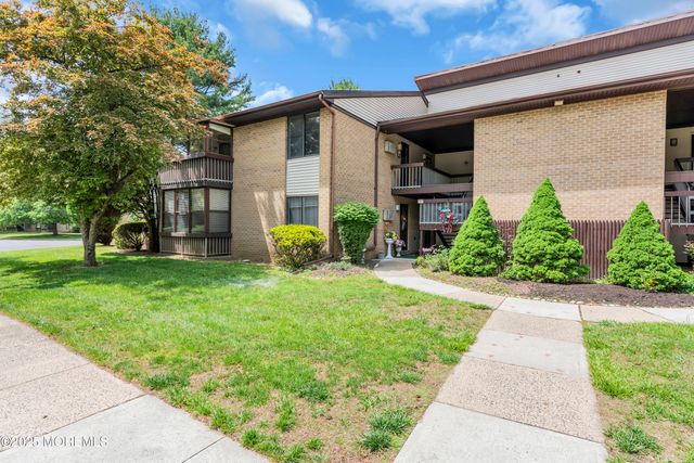 30 Meadow Green Circle F, Manalapan, NJ 07726