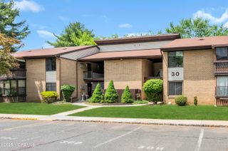 30 Meadow Green Circle F, Manalapan, NJ 07726