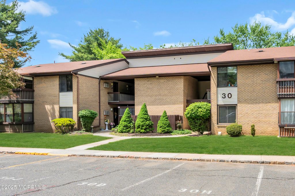 30 Meadow Green Circle F, Manalapan, NJ 07726