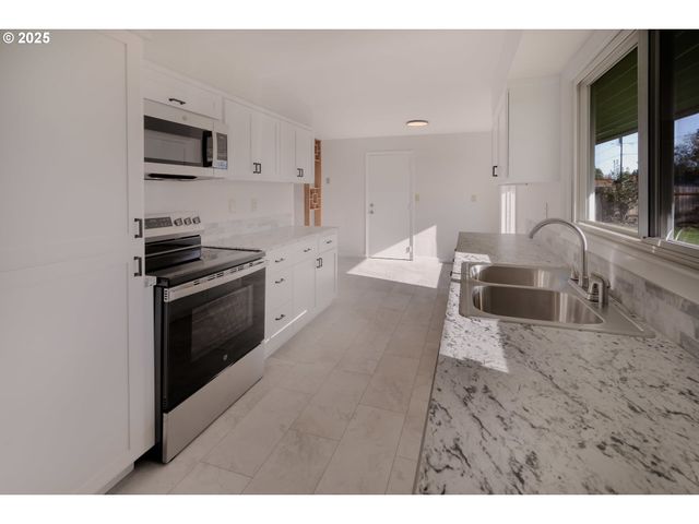 3113 HAMMEL St Ne, Salem, OR 97301