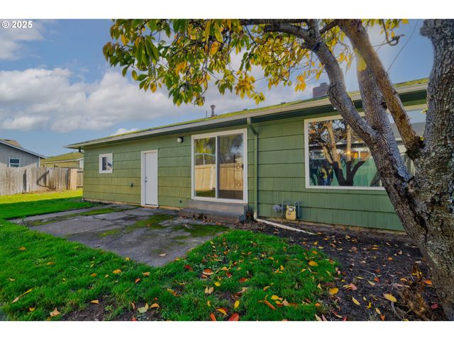 3113 HAMMEL St Ne, Salem, OR 97301