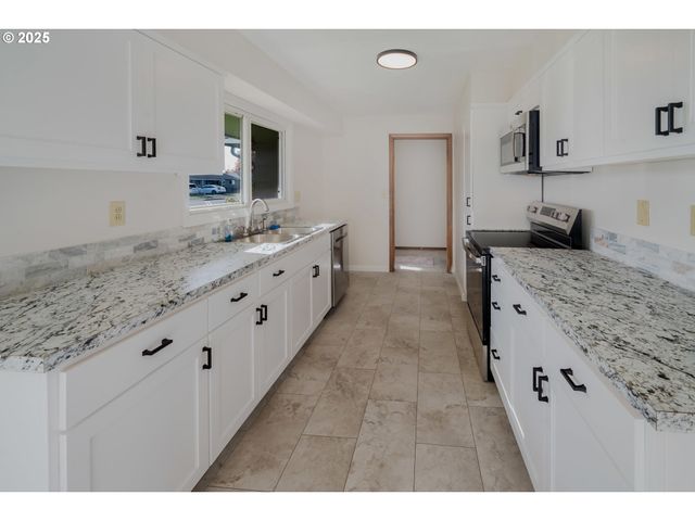 3113 HAMMEL St Ne, Salem, OR 97301