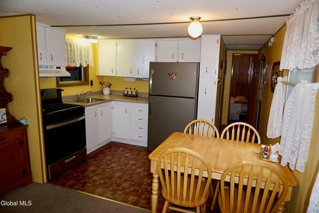 15 Upper Heights Road, Edinburg, NY 12835