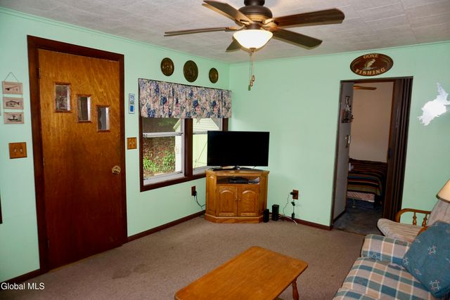 15 Upper Heights Road, Edinburg, NY 12835