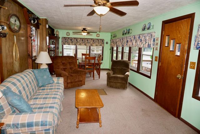 15 Upper Heights Road, Edinburg, NY 12835