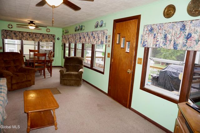 15 Upper Heights Road, Edinburg, NY 12835