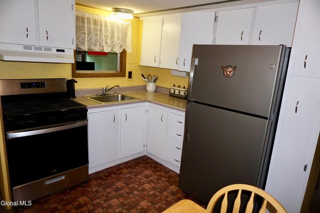 15 Upper Heights Road, Edinburg, NY 12835