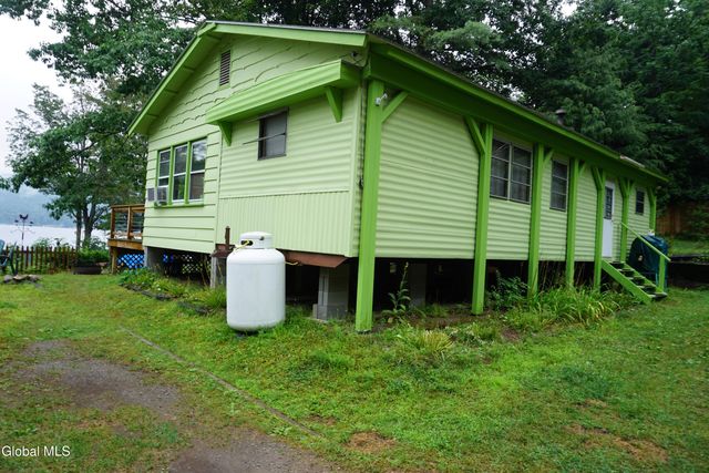 15 Upper Heights Road, Edinburg, NY 12835